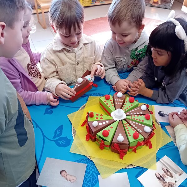 Szülinapi torta, kartonból is elbűvölő