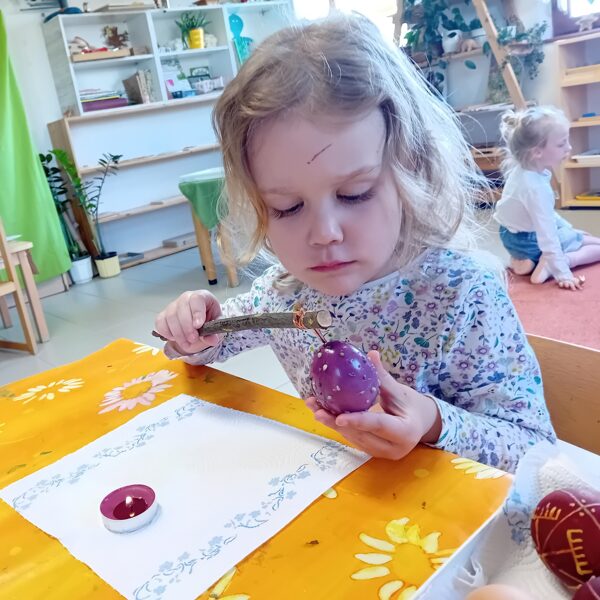 Húsvéti tojás írókázása