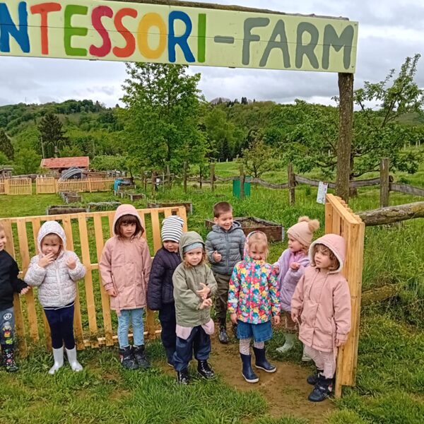 A Montessori-farm bejáratánál