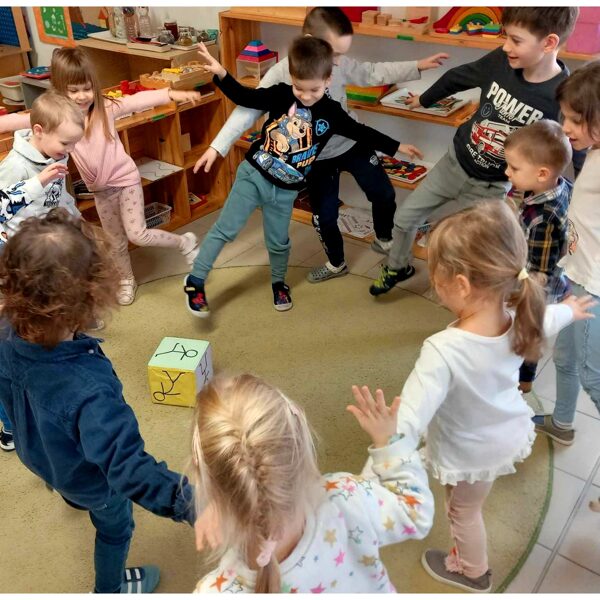 Spontán, mozgásfejlesztő játék a csoportban - testséma