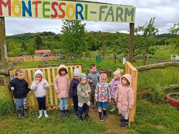 A Montessori-farm bejáratánál